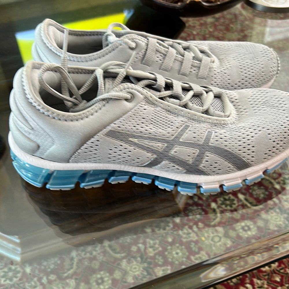 Women’s ASICS sneakers worn 2 times . Like brand new.